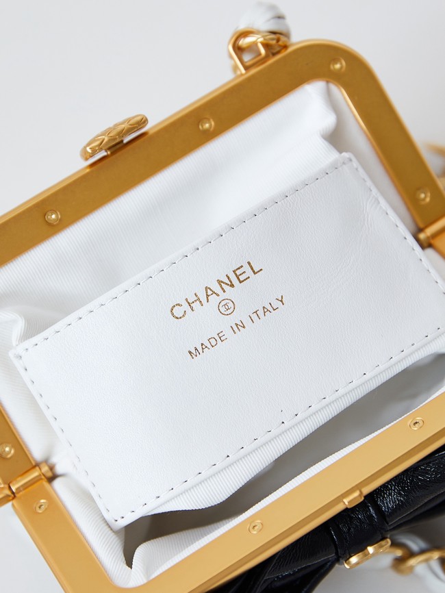 Chanel 24A CLUTCH WITH CHAIN AP4028 white&black