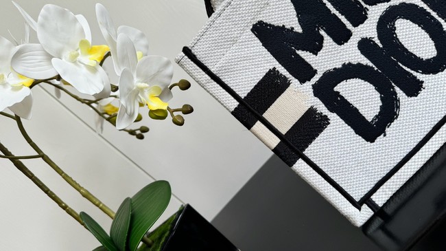 Small Dior Book Tote Two-Tone white and Black Miss Dior Graffiti Embroidery M1265Z