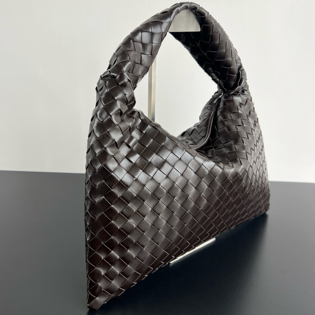Bottega Veneta Hop Shoulder bag with Intrecciato craftsmanship in calf leather 796262 Fondant