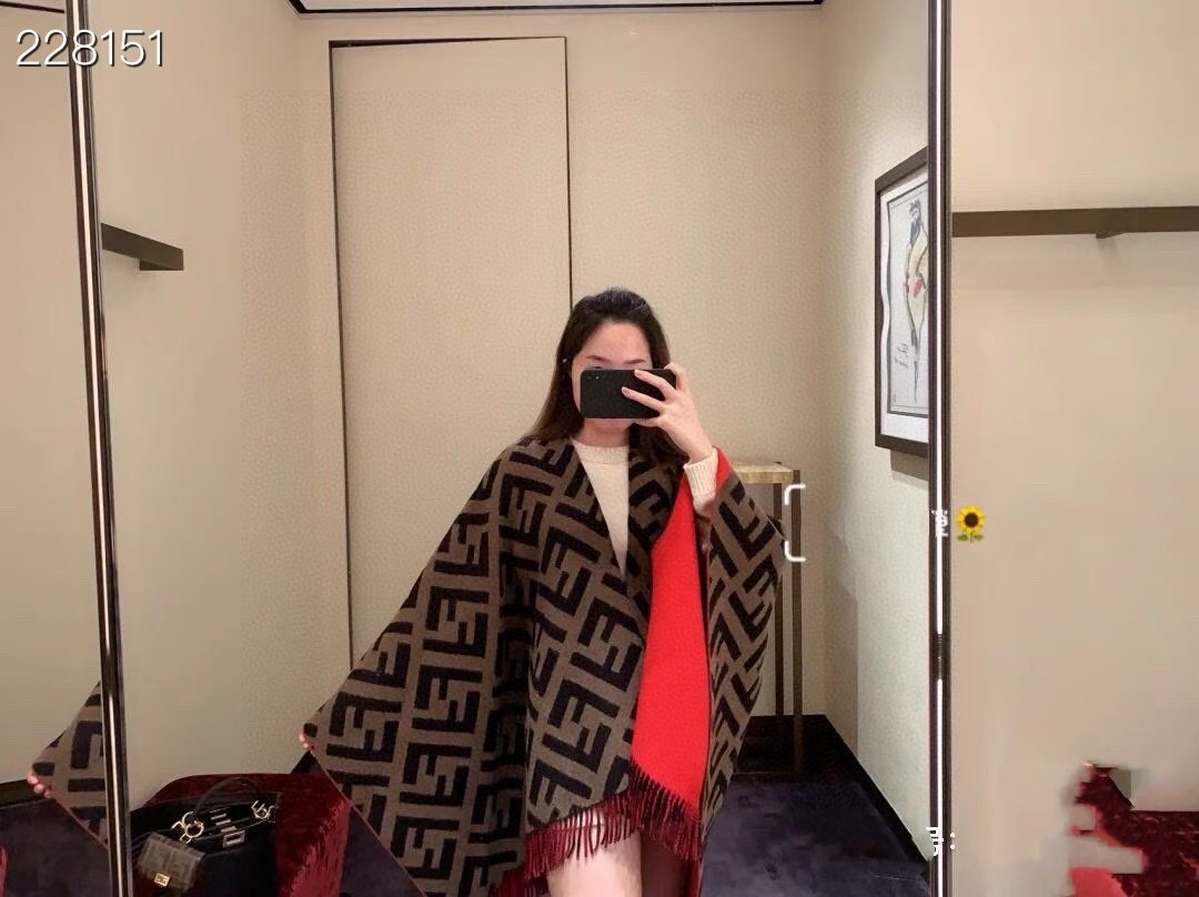 Fendi Cape Double-sided cashmere FDC35913