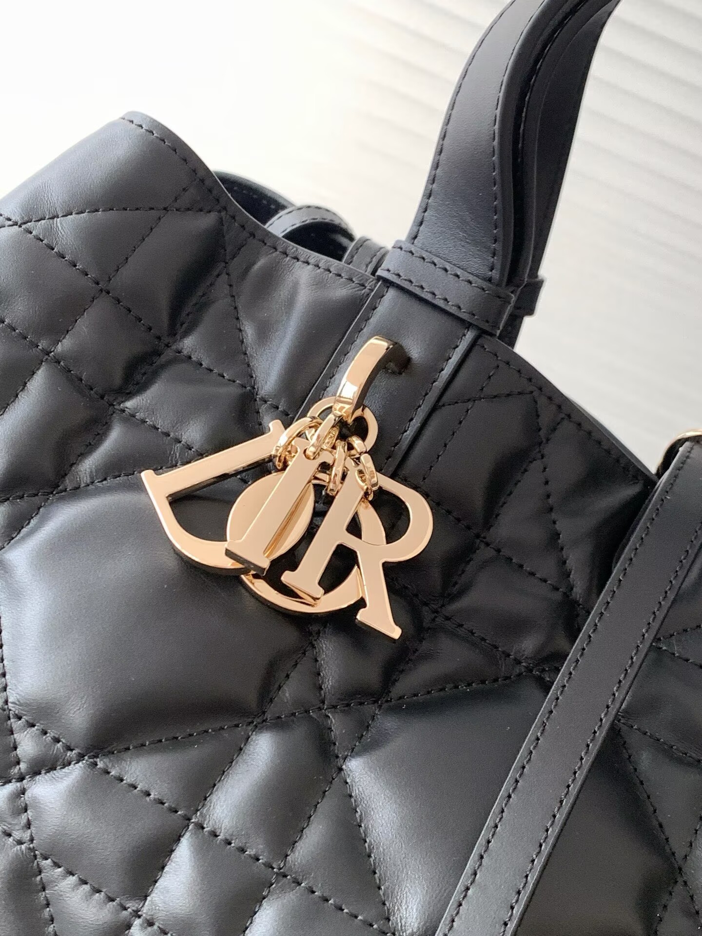 LARGE DIOR TOUJOURS BAG Latte Macrocannage Calfskin M6233 Black LARGE DIOR TOUJOURS BAG Latte Macrocannage Calfskin M6233 Black