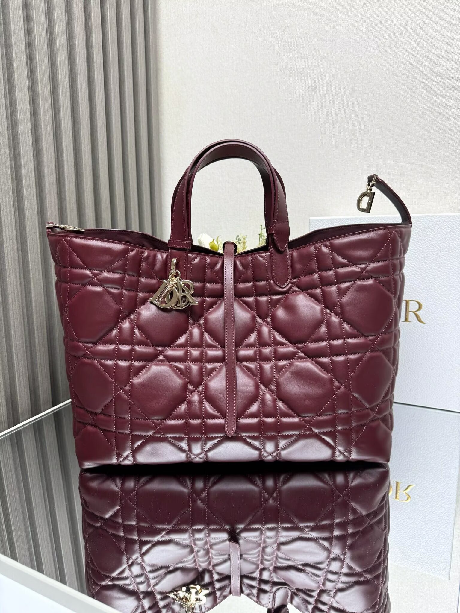 LARGE DIOR TOUJOURS BAG Latte Macrocannage Calfskin M6233 Wine LARGE DIOR TOUJOURS BAG Latte Macrocannage Calfskin M6233 Wine