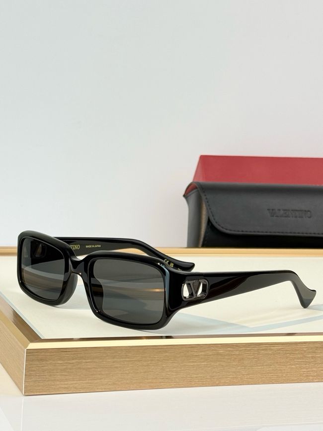 Valentino Sunglasses 821567-1
