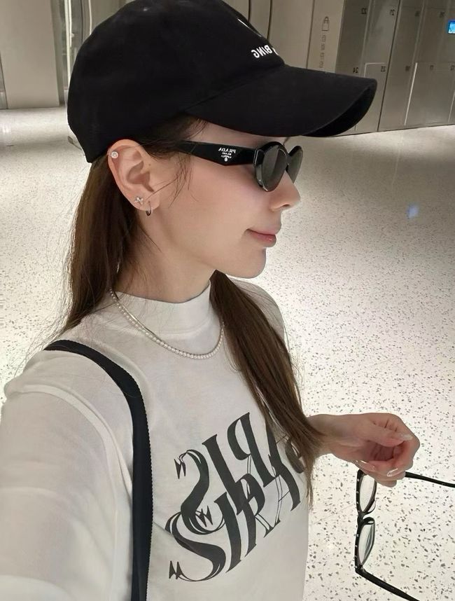 Prada Sunglasses 821617-6