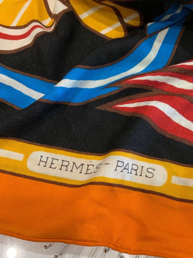 Hermes cashmere Triangular bandage H36117-1 Hermes cashmere Triangular bandage H36117-1