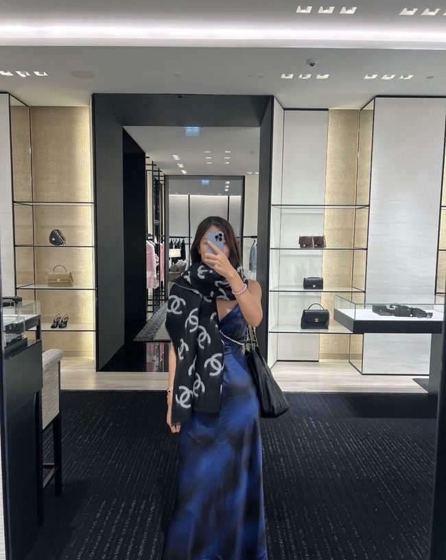 Chanel cashmere scarf B25986-2