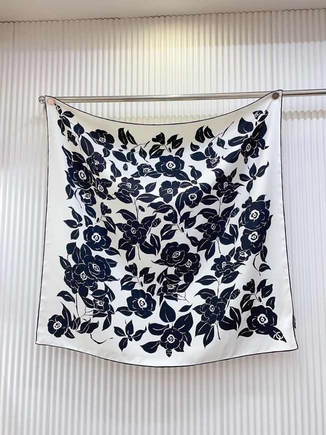 Chanel silk scarf B25987-1