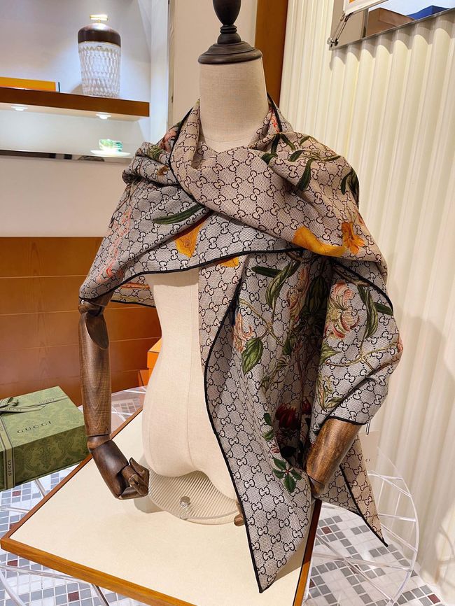 Gucci Printed silk twill carre 777066-1