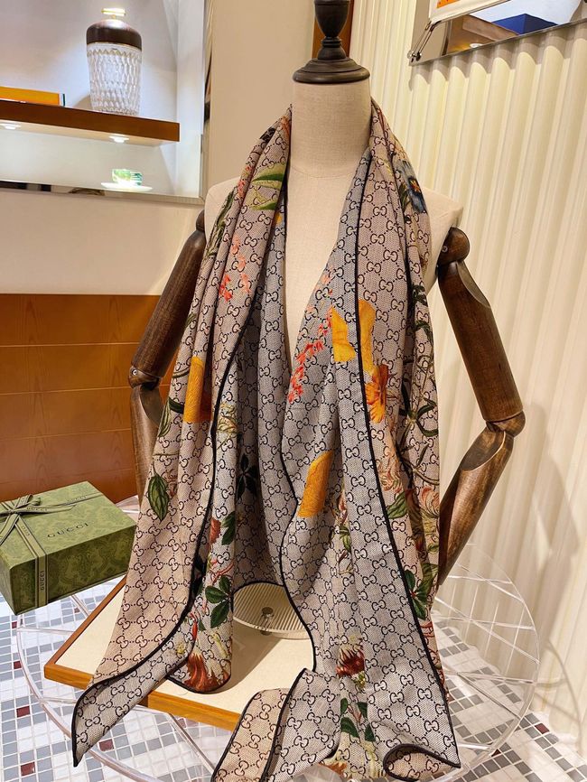 Gucci Printed silk twill carre 777066-1