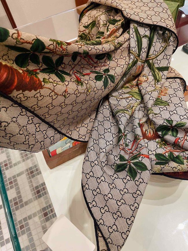 Gucci Printed silk twill carre 777066-1