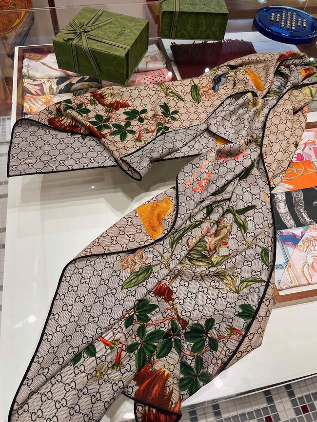 Gucci Printed silk twill carre 777066-1